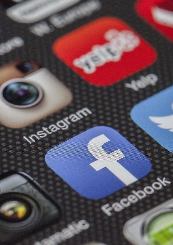 app Facebook e Instagram su smartphone